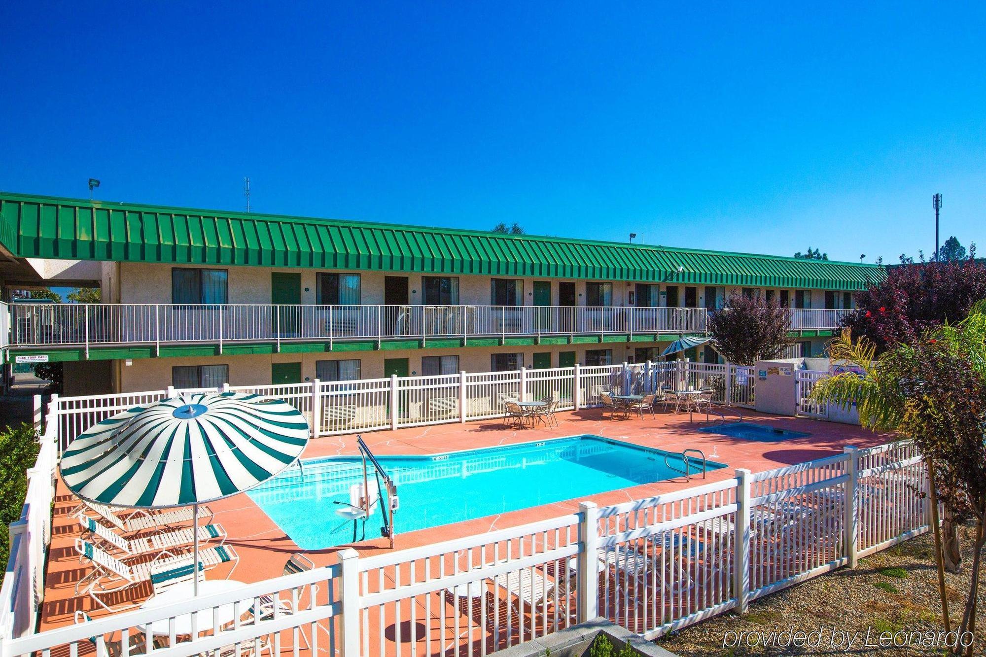 University Inn Fresno Exteriör bild
